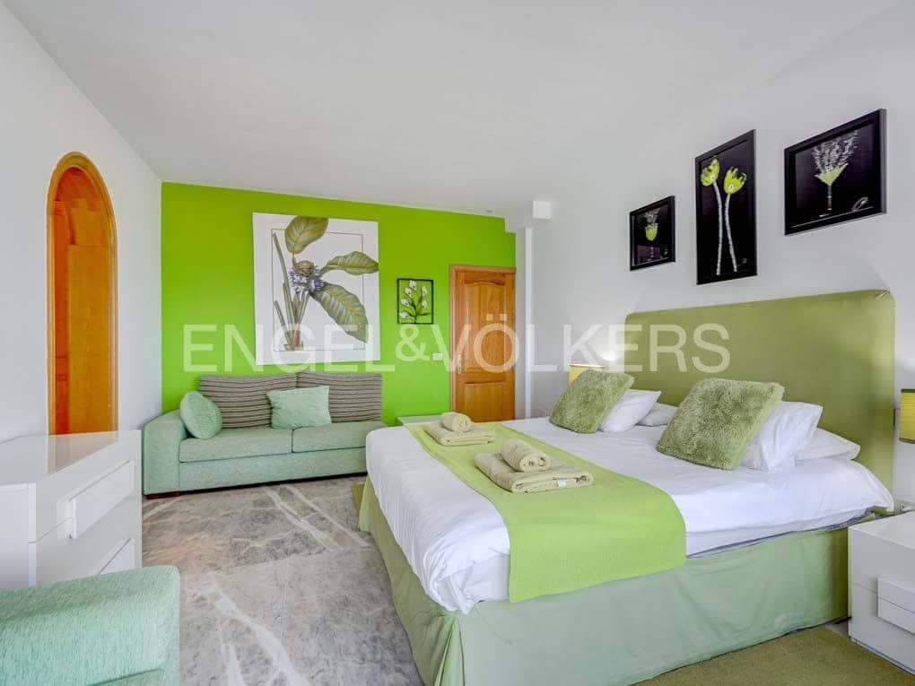 6 bedroom Villa for sale in Los Gigantes with pool - € 3,900,000 (Ref: 7588652)