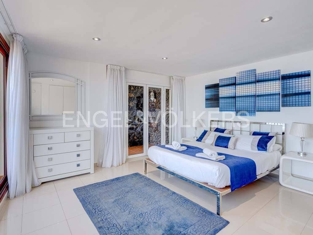 6 bedroom Villa for sale in Los Gigantes with pool - € 3,900,000 (Ref: 7588652)