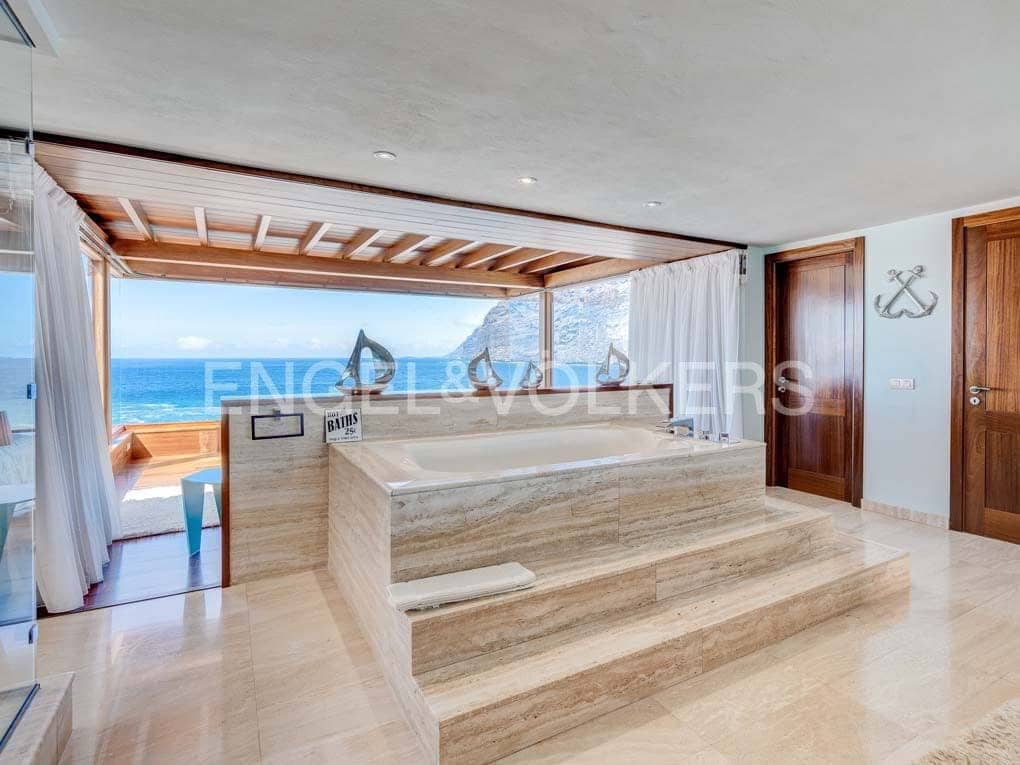 6 bedroom Villa for sale in Los Gigantes with pool - € 3,900,000 (Ref: 7588652)