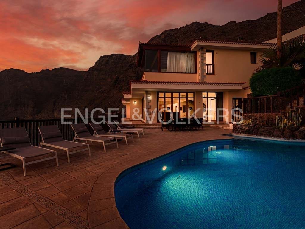 6 bedroom Villa for sale in Los Gigantes with pool - € 3,900,000 (Ref: 7588652)