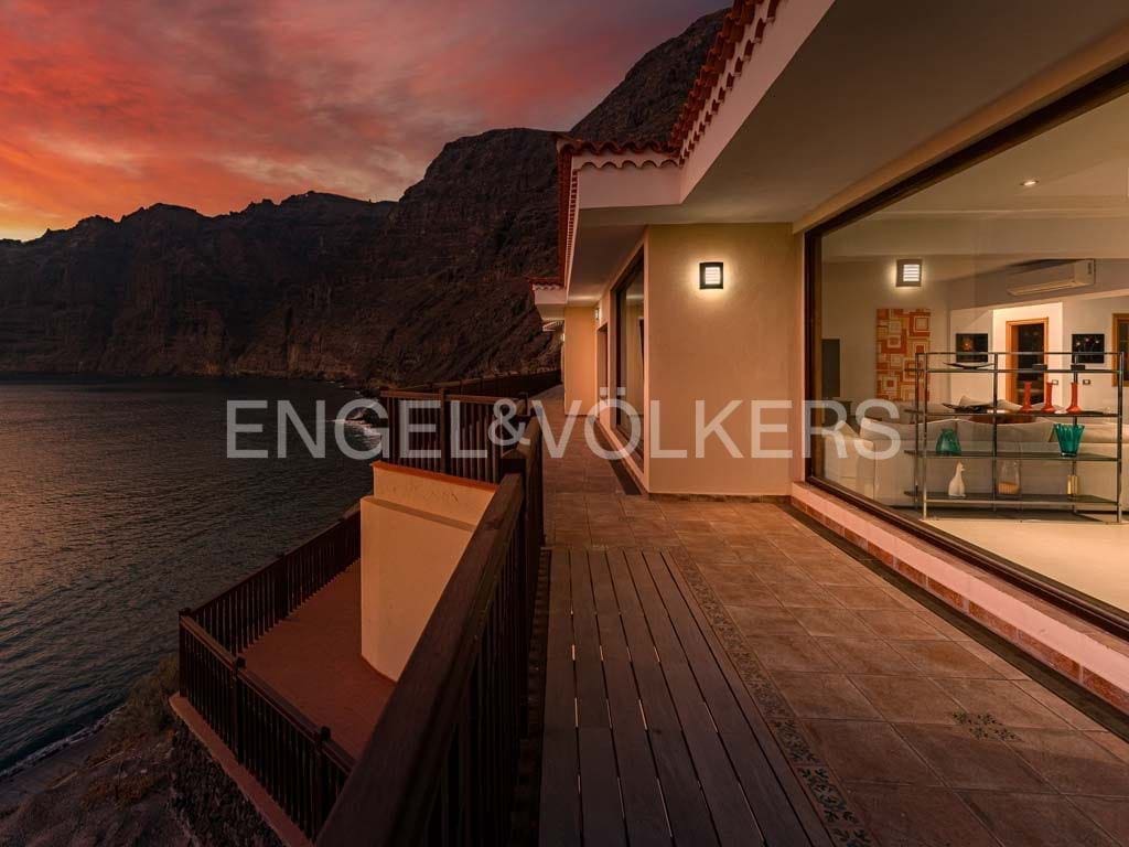 6 bedroom Villa for sale in Los Gigantes with pool - € 3,900,000 (Ref: 7588652)