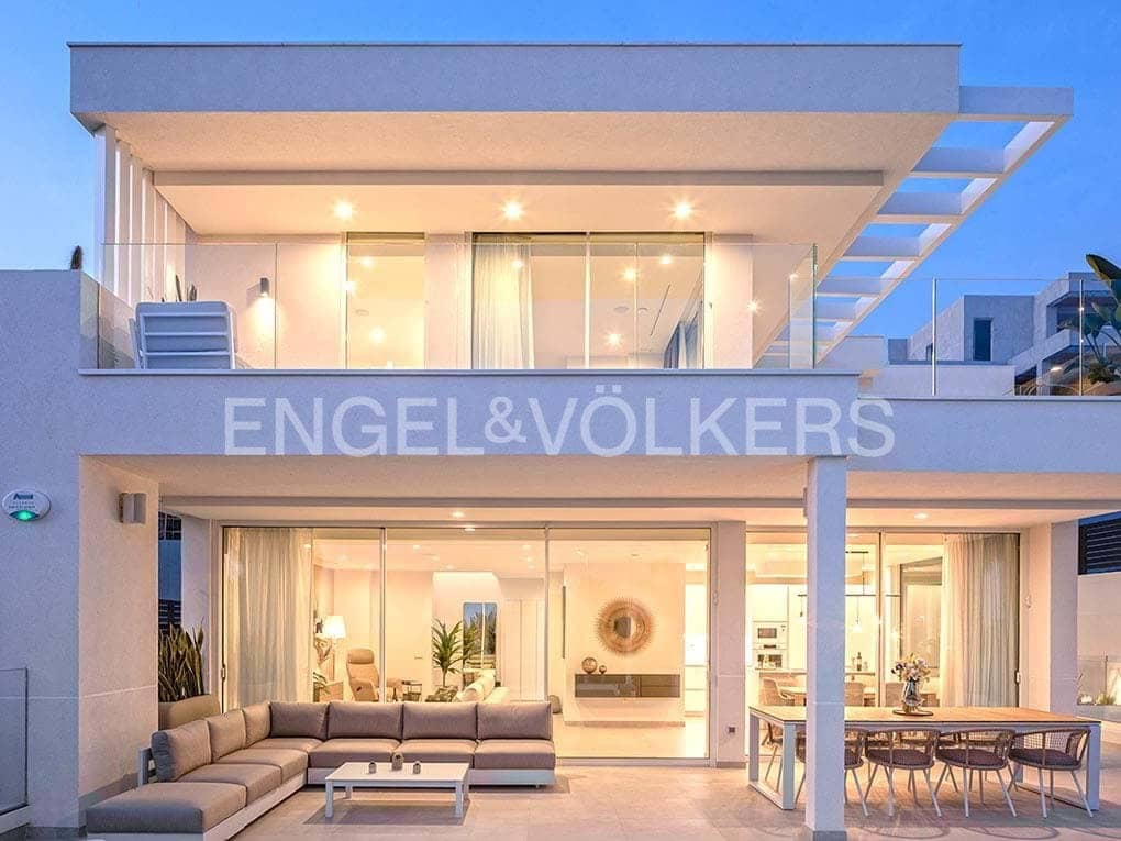 3 bedroom Villa for sale in Adeje with pool garage - € 1,912,900 (Ref: 7776818)