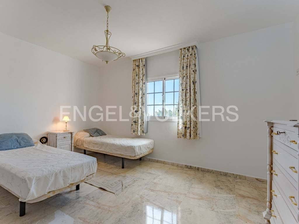 4 bedroom Villa for sale in Marazul with pool garage - € 1,498,000 (Ref: 8031179)