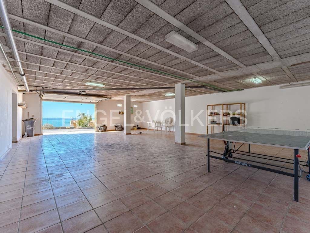 4 bedroom Villa for sale in Marazul with pool garage - € 1,498,000 (Ref: 8031179)
