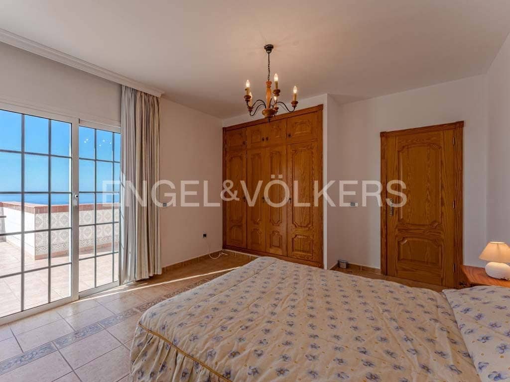 4 bedroom Villa for sale in Marazul with pool garage - € 1,498,000 (Ref: 8031179)