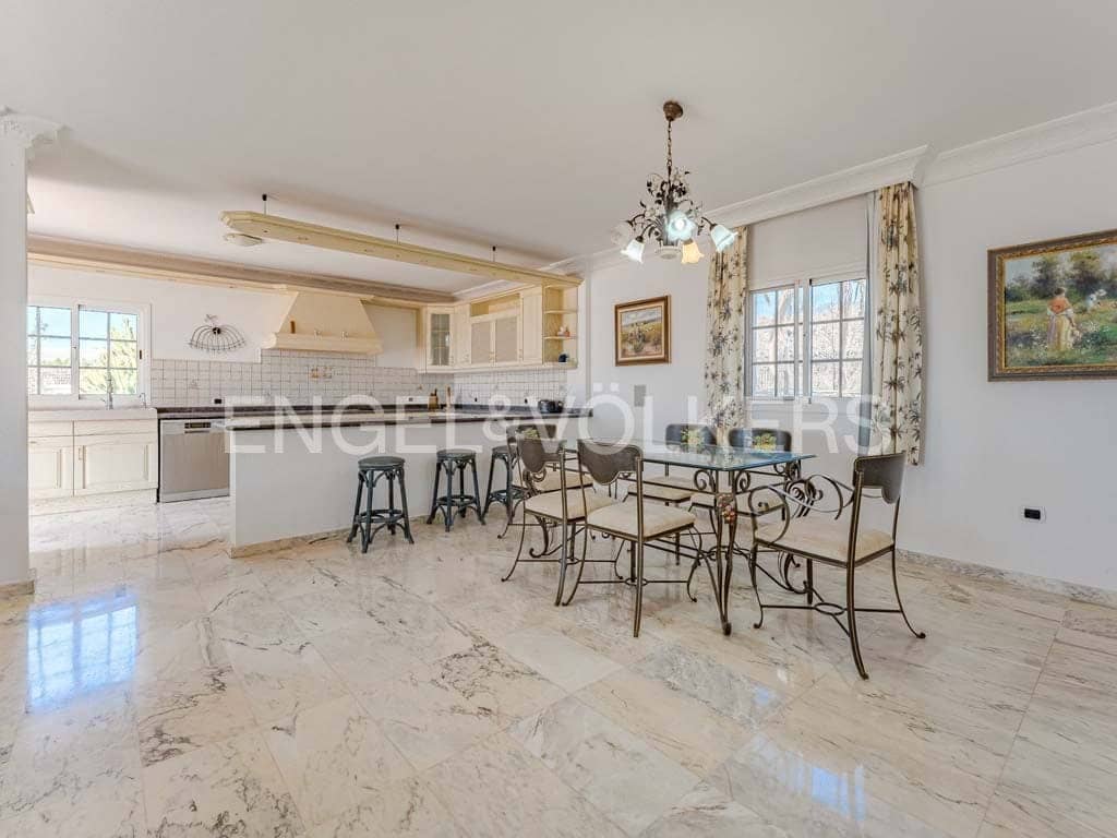 4 bedroom Villa for sale in Marazul with pool garage - € 1,498,000 (Ref: 8031179)