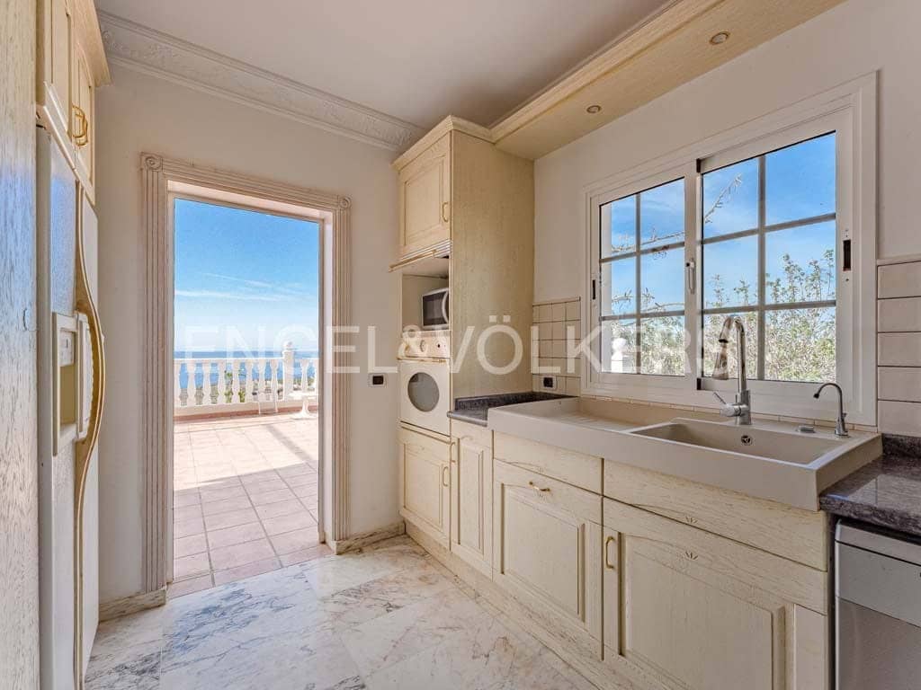 4 bedroom Villa for sale in Marazul with pool garage - € 1,498,000 (Ref: 8031179)