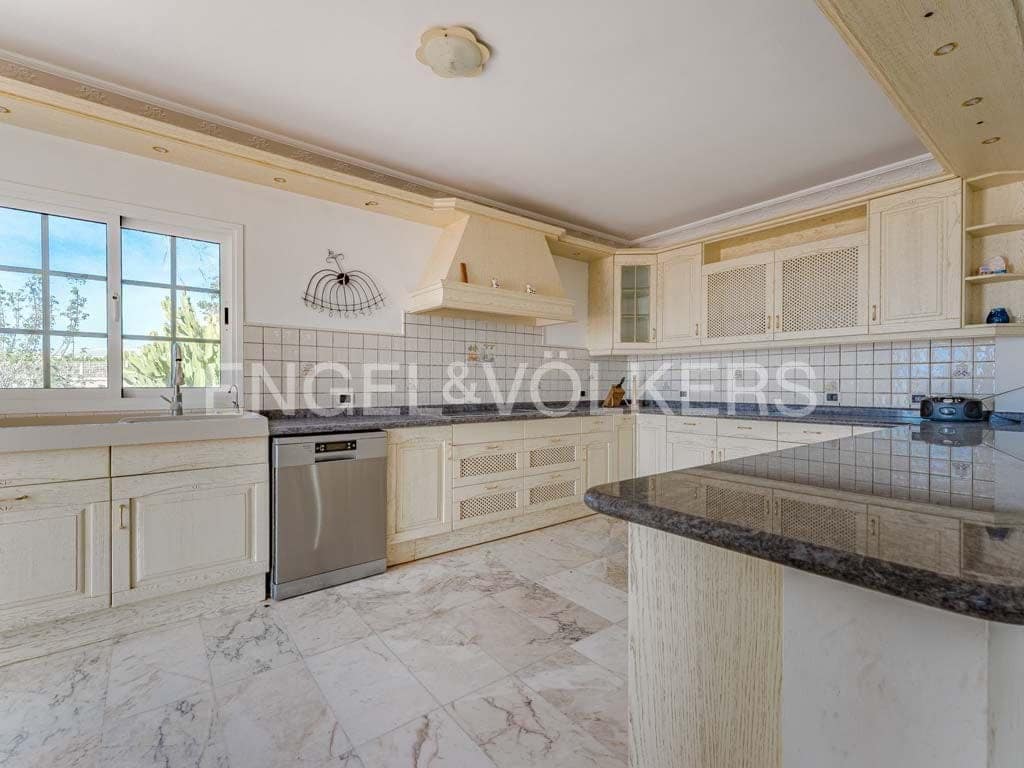 4 bedroom Villa for sale in Marazul with pool garage - € 1,498,000 (Ref: 8031179)