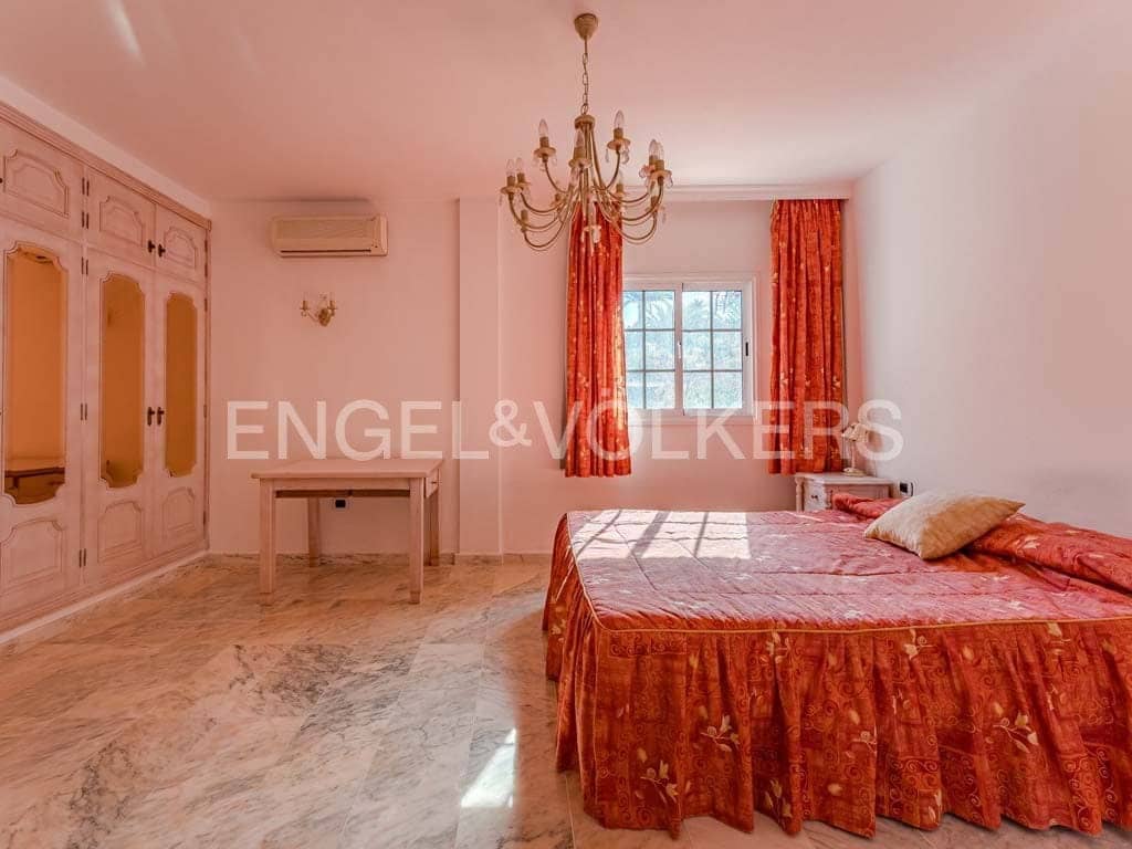 4 bedroom Villa for sale in Marazul with pool garage - € 1,498,000 (Ref: 8031179)