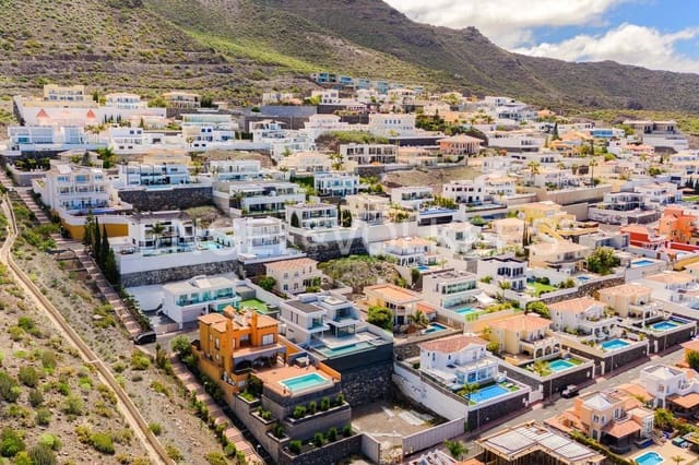 Chalet de 6 habitaciones en Roque del Conde, Adeje en venta con piscina - 2.400.000 € (Ref: 8176756)