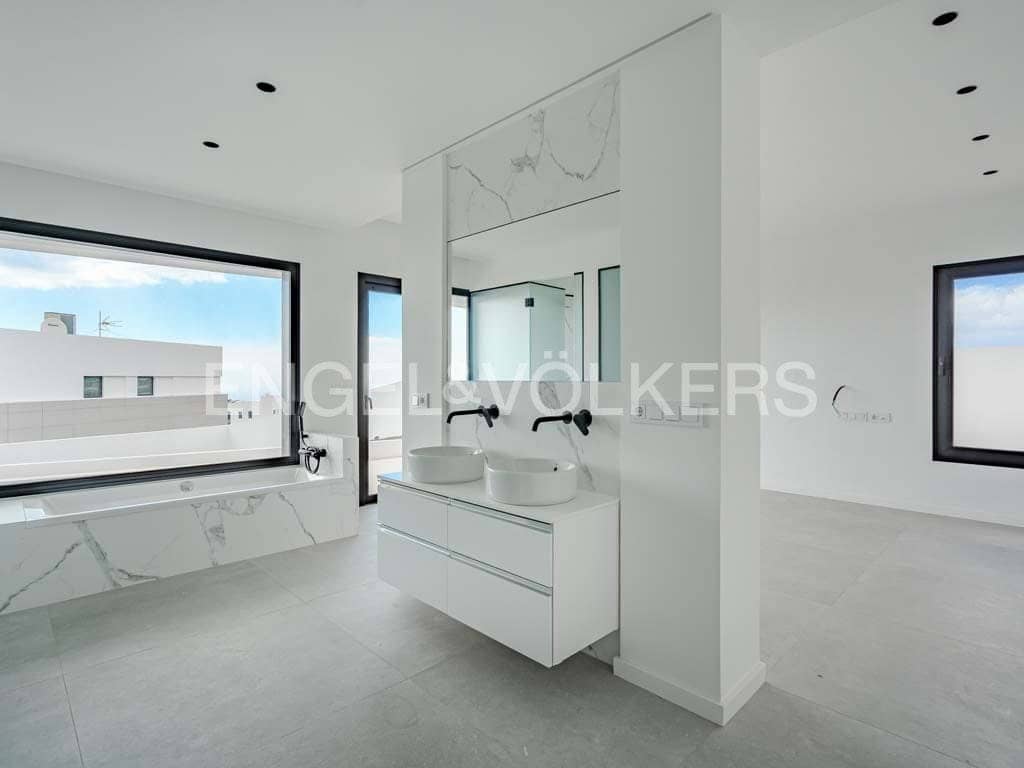 3 bedroom Villa for sale in Guia de Isora with pool garage - € 3,290,000 (Ref: 8183254)