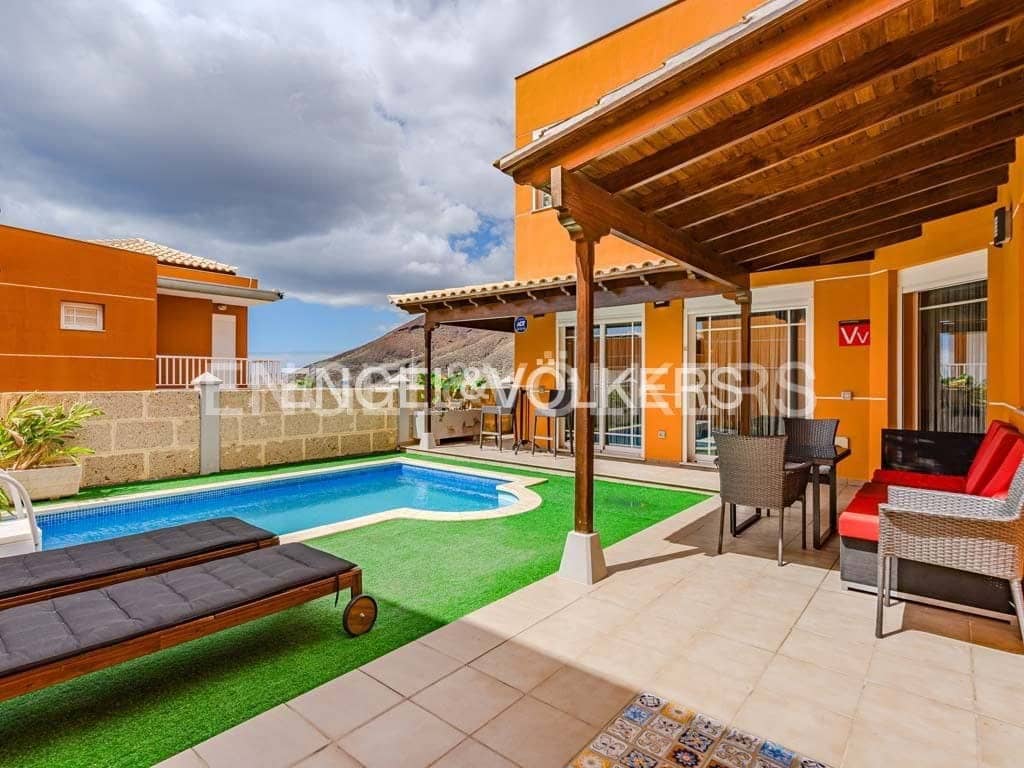 4 soverom Villa til salgs i Los Cristianos med svømmebasseng - € 795 000 (Ref: 8212859)