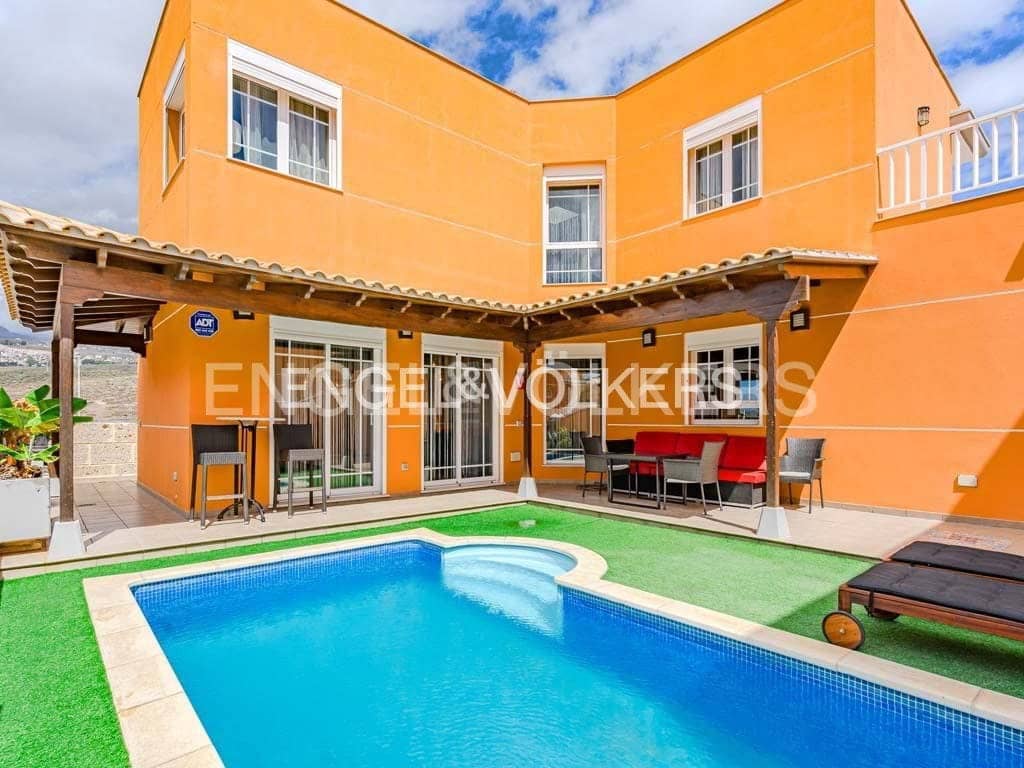 4 soverom Villa til salgs i Los Cristianos med svømmebasseng - € 795 000 (Ref: 8212859)