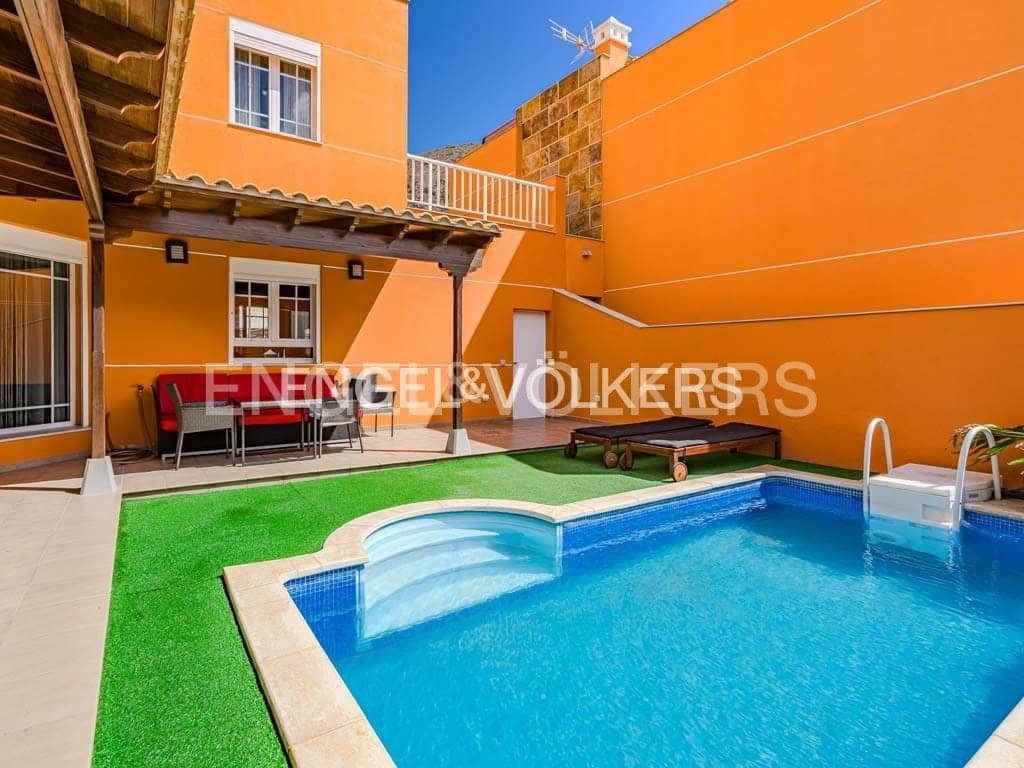 4 soverom Villa til salgs i Los Cristianos med svømmebasseng - € 795 000 (Ref: 8212859)