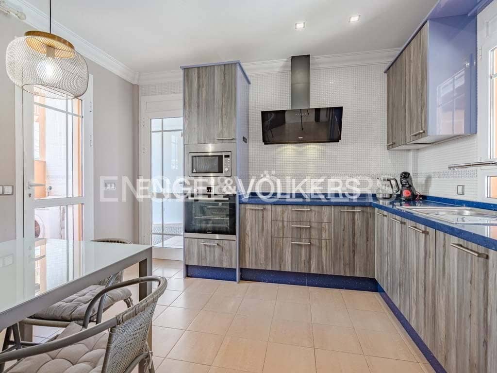4 soverom Villa til salgs i Los Cristianos med svømmebasseng - € 795 000 (Ref: 8212859)