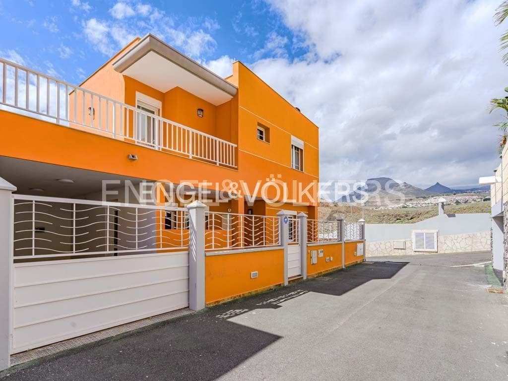 4 soverom Villa til salgs i Los Cristianos med svømmebasseng - € 795 000 (Ref: 8212859)