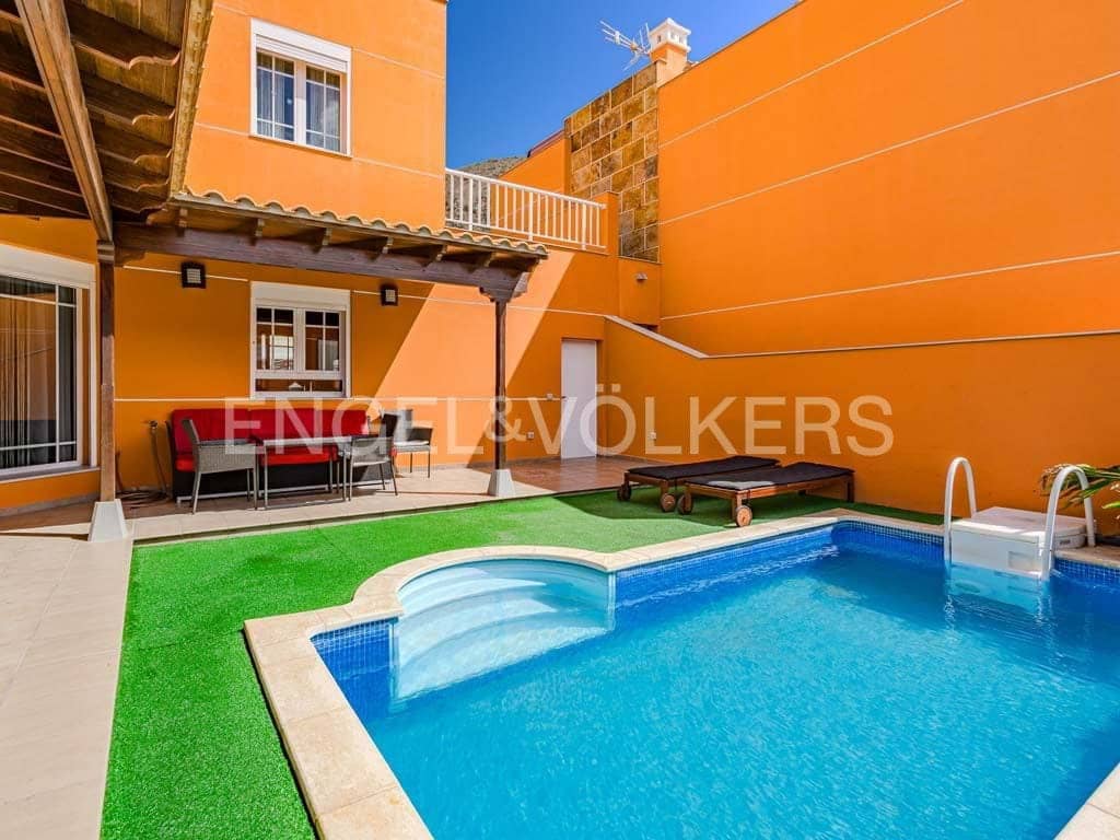 4 bedroom Villa for sale in Los Cristianos with pool - € 795,000 (Ref: 8212859)