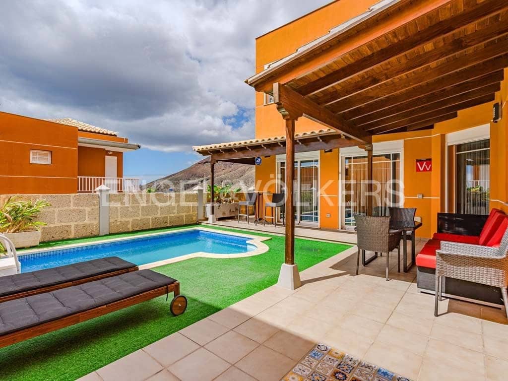 4 bedroom Villa for sale in Los Cristianos with pool - € 795,000 (Ref: 8212859)
