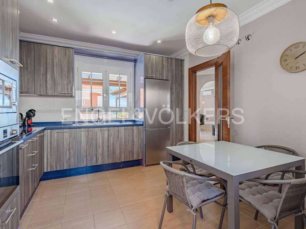 4 bedroom Villa for sale in Los Cristianos with pool - € 795,000 (Ref: 8212859)