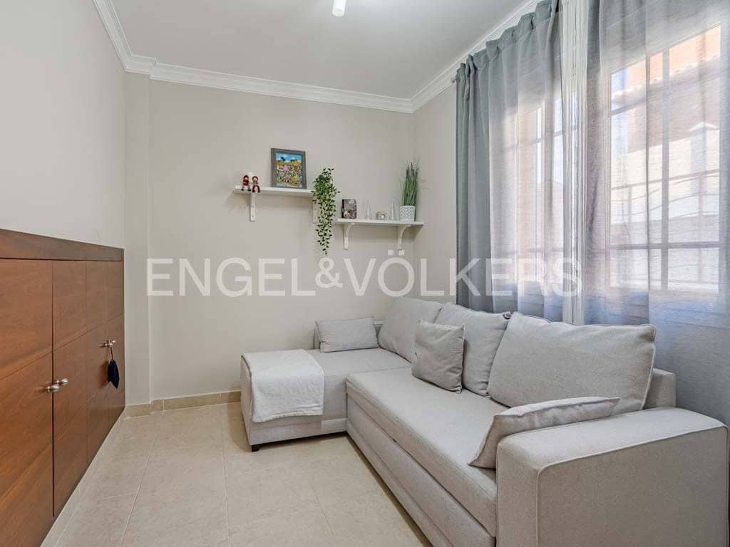 4 bedroom Villa for sale in Los Cristianos with pool - € 795,000 (Ref: 8212859)