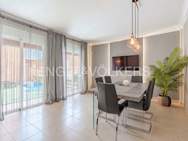 4 bedroom Villa for sale in Los Cristianos, Arona with pool - € 795,000 (Ref: 8212859)