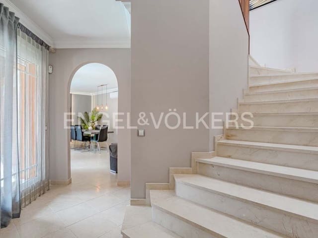 4 bedroom Villa for sale in Los Cristianos, Arona with pool - € 795,000 (Ref: 8212859)