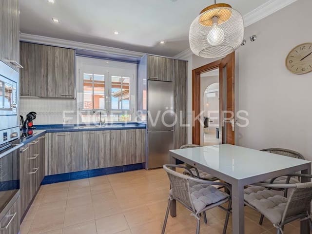 4 bedroom Villa for sale in Los Cristianos, Arona with pool - € 795,000 (Ref: 8212859)