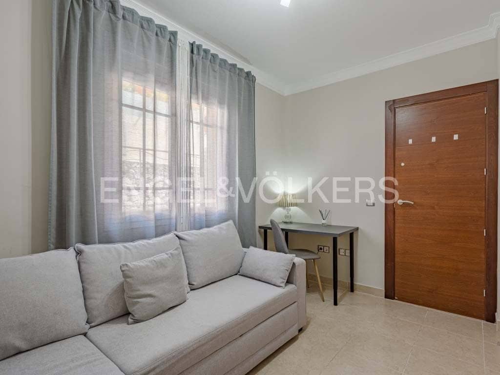 4 bedroom Villa for sale in Los Cristianos with pool - € 795,000 (Ref: 8212859)