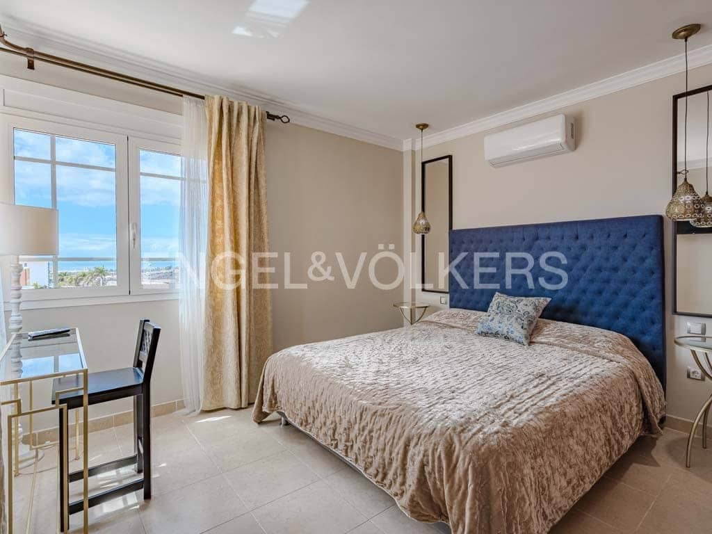 4 bedroom Villa for sale in Los Cristianos with pool - € 795,000 (Ref: 8212859)