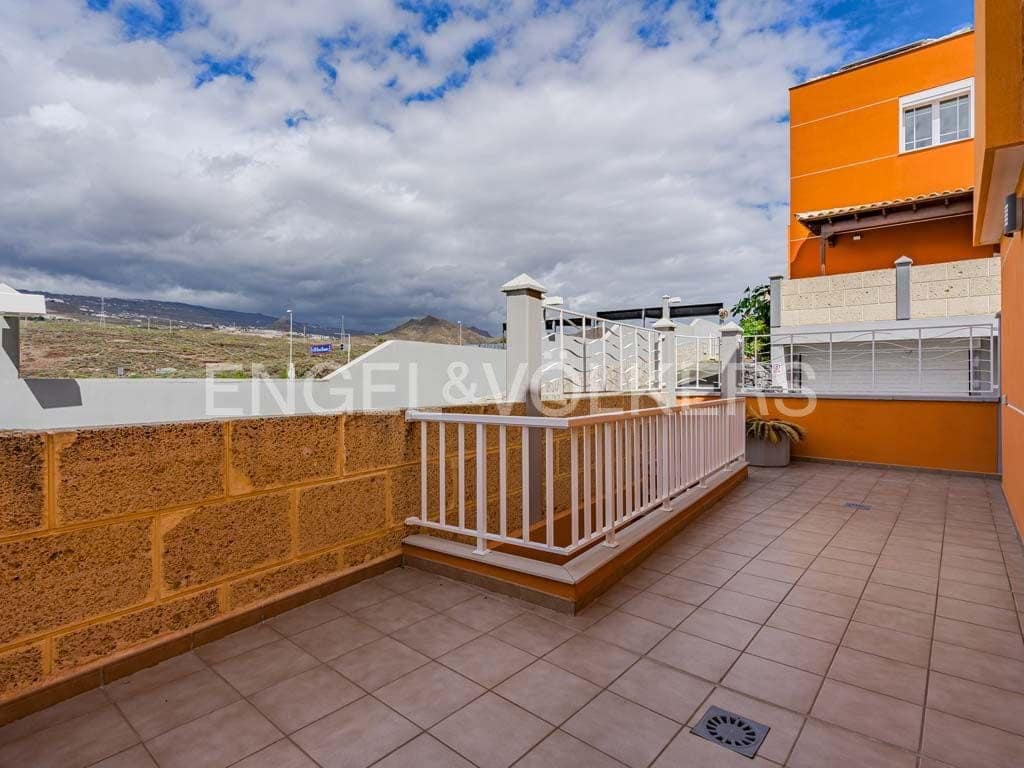 4 bedroom Villa for sale in Los Cristianos with pool - € 795,000 (Ref: 8212859)