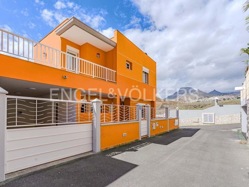 4 bedroom Villa for sale in Los Cristianos with pool - € 795,000 (Ref: 8212859)