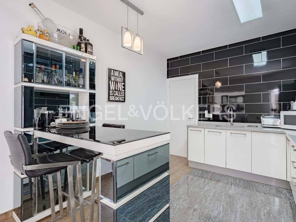 6 Zimmer Villa zu verkaufen in San Eugenio mit Pool Garage - 1.995.000 € (Ref: 8288951)