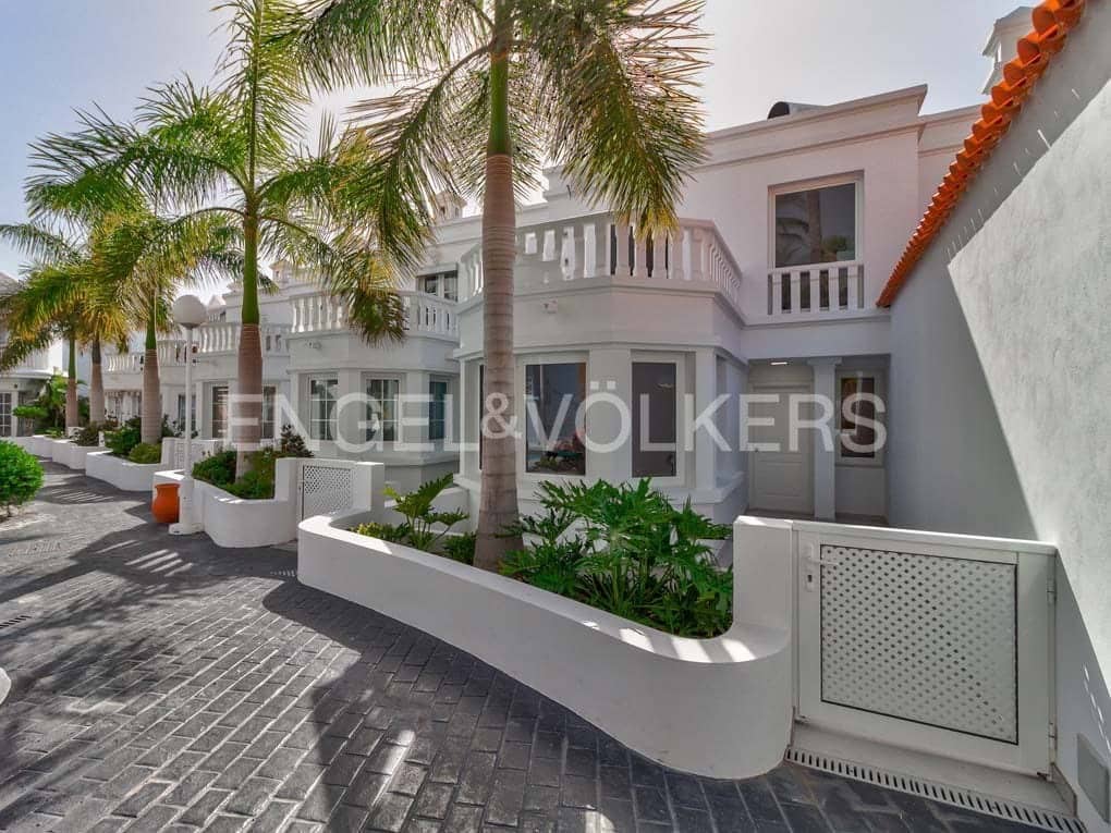 3 bedroom Villa for sale in Adeje with pool - € 1,400,000 (Ref: 8304549)