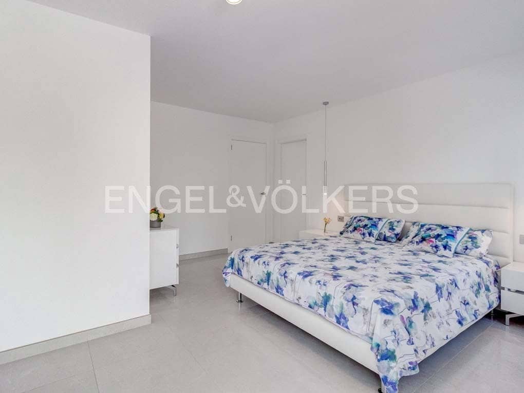 3 bedroom Villa for sale in Adeje with pool - € 1,400,000 (Ref: 8304549)