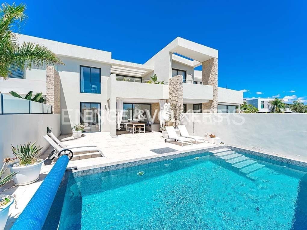 Chalet de 3 habitaciones en Costa Adeje en venta con piscina garaje - 1.395.000 € (Ref: 8354598)