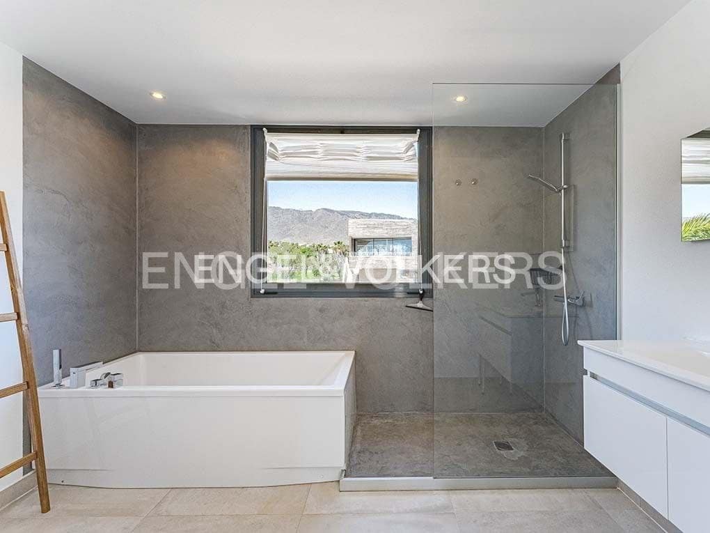 Chalet de 3 habitaciones en Costa Adeje en venta con piscina garaje - 1.395.000 € (Ref: 8354598)