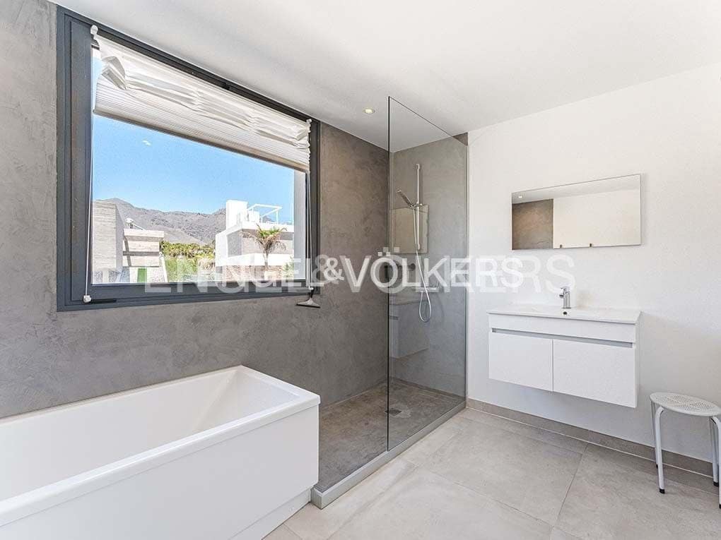 Chalet de 3 habitaciones en Costa Adeje en venta con piscina garaje - 1.395.000 € (Ref: 8354598)