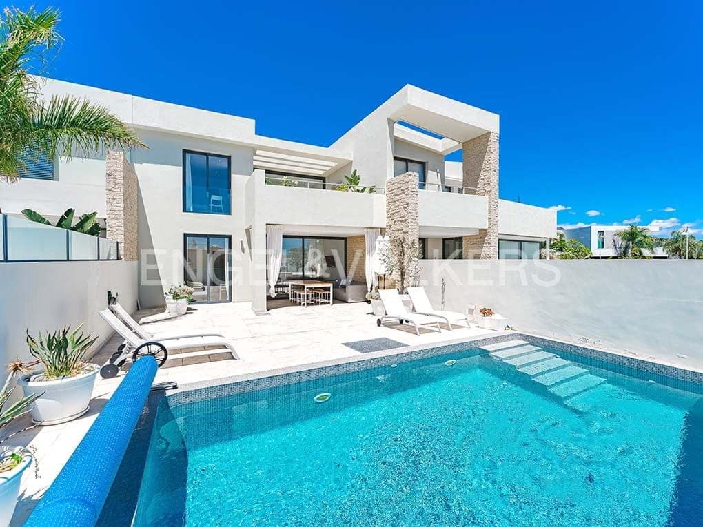 3 bedroom Villa for sale in Costa Adeje with pool garage - € 1,395,000 (Ref: 8354598)
