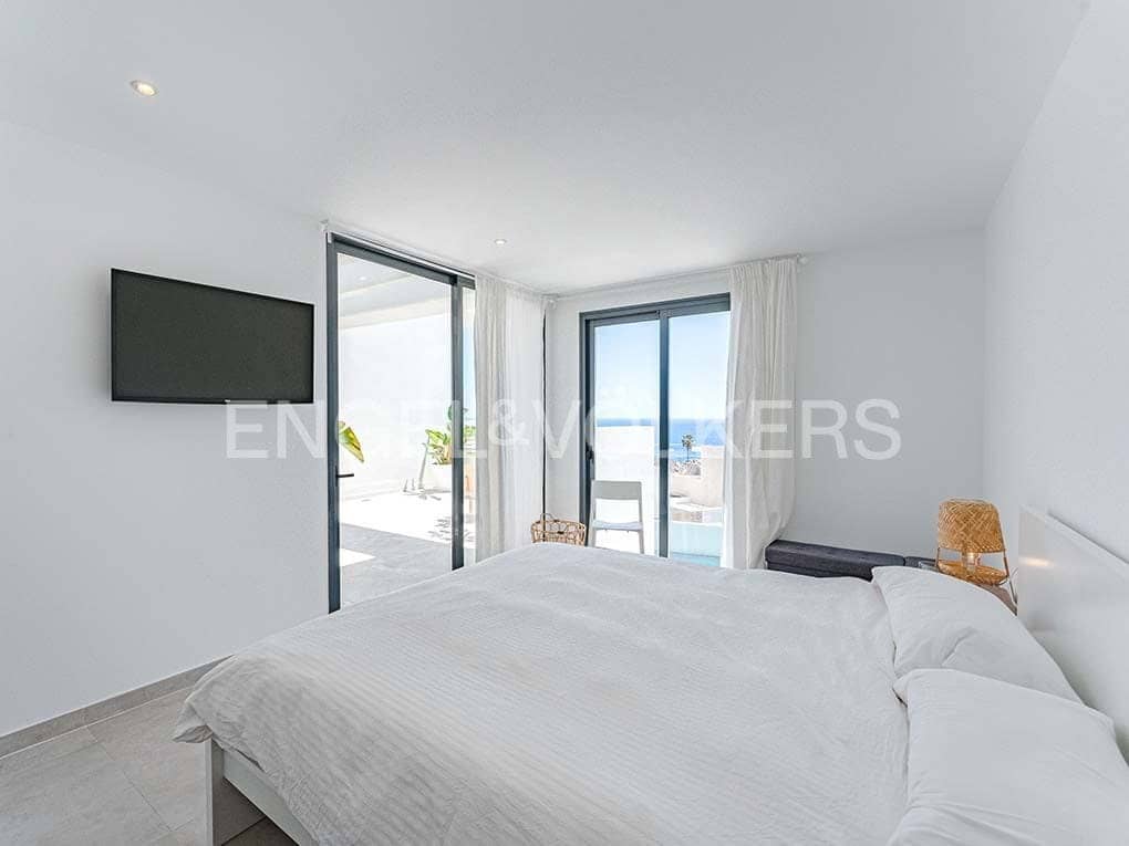 3 bedroom Villa for sale in Costa Adeje with pool garage - € 1,395,000 (Ref: 8354598)