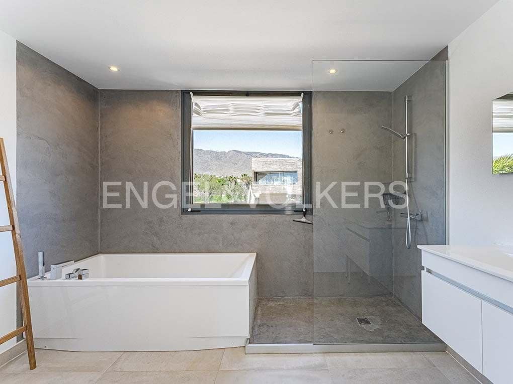 3 bedroom Villa for sale in Costa Adeje with pool garage - € 1,395,000 (Ref: 8354598)