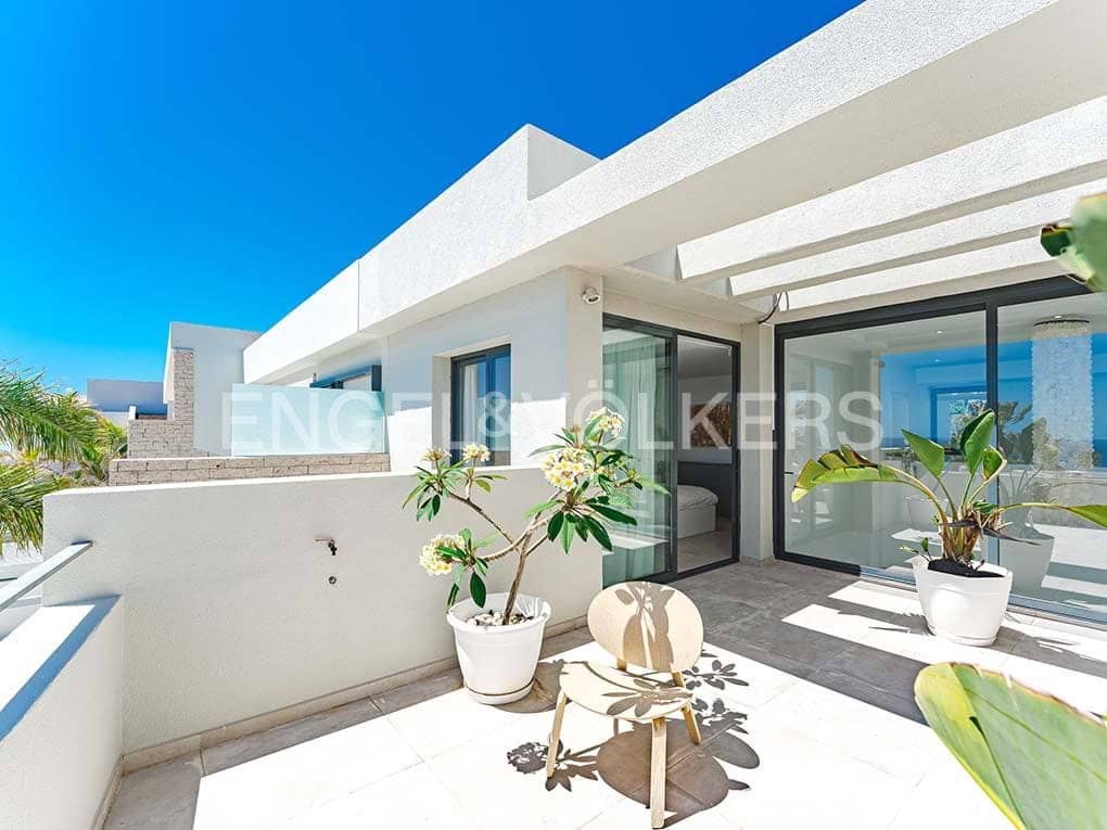 3 bedroom Villa for sale in Costa Adeje with pool garage - € 1,395,000 (Ref: 8354598)