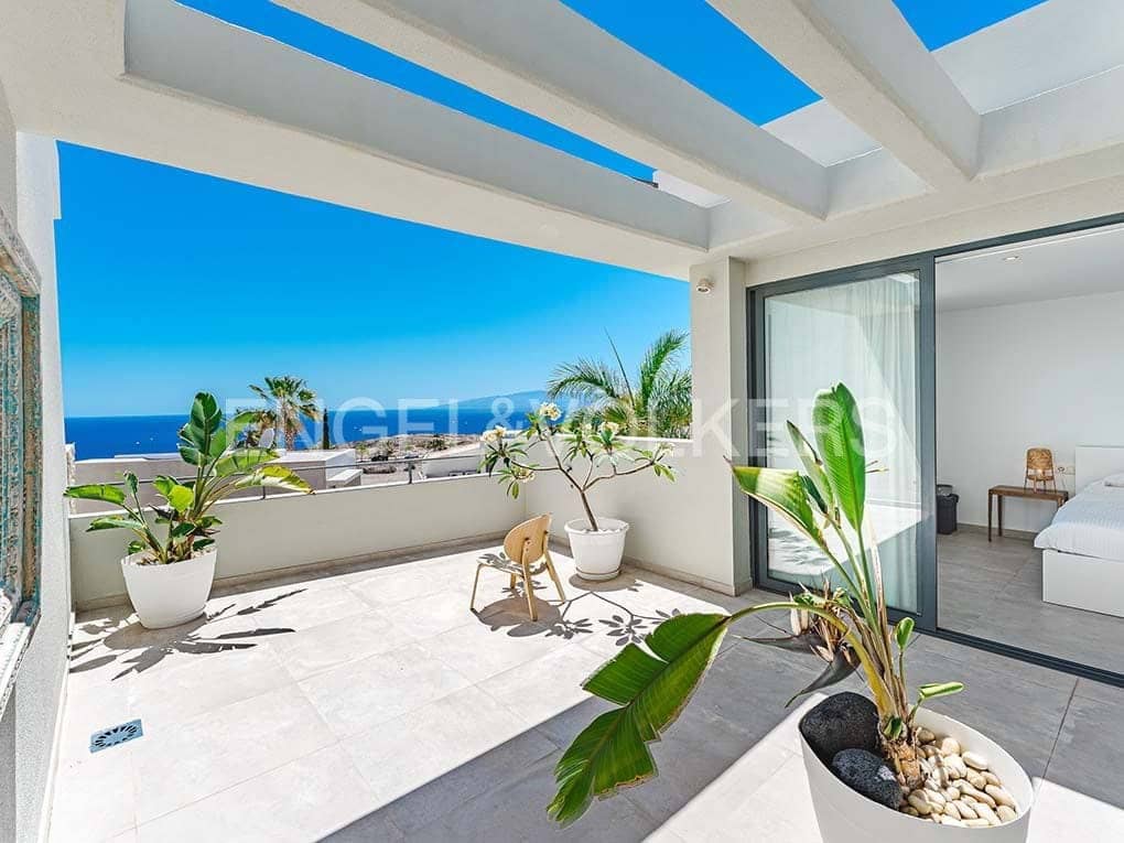 3 bedroom Villa for sale in Costa Adeje with pool garage - € 1,395,000 (Ref: 8354598)