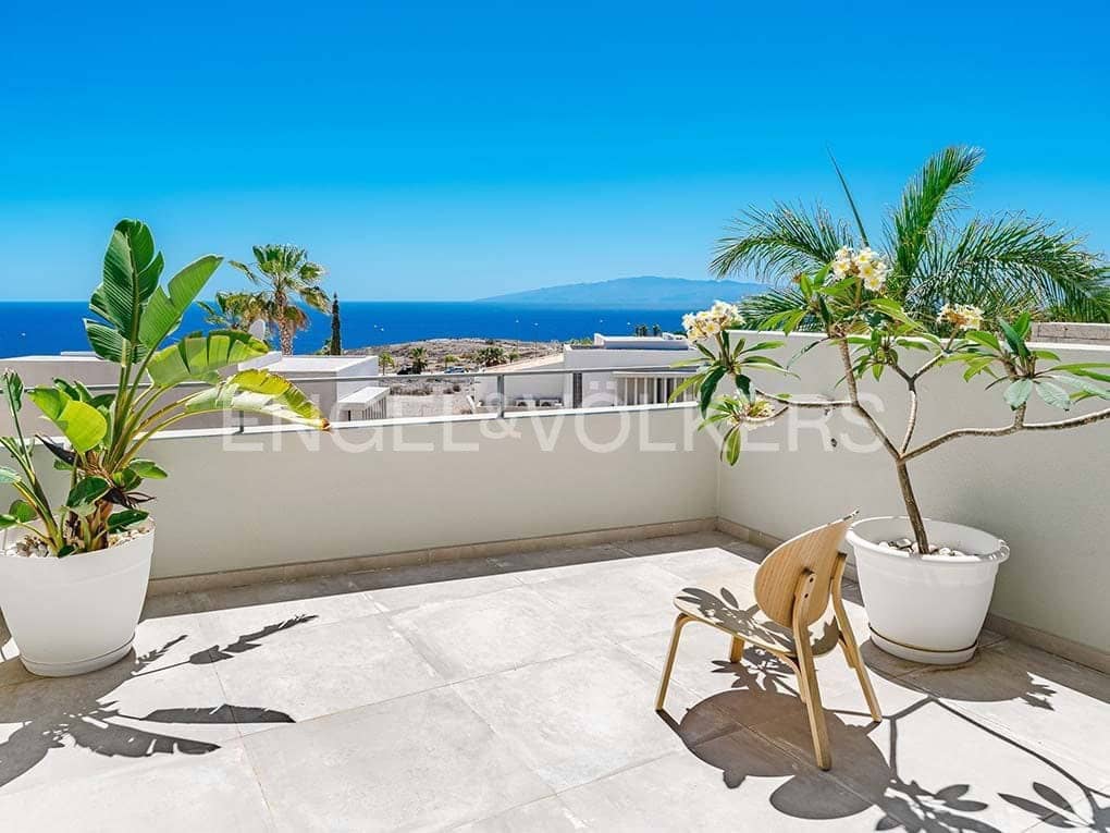 3 bedroom Villa for sale in Costa Adeje with pool garage - € 1,395,000 (Ref: 8354598)