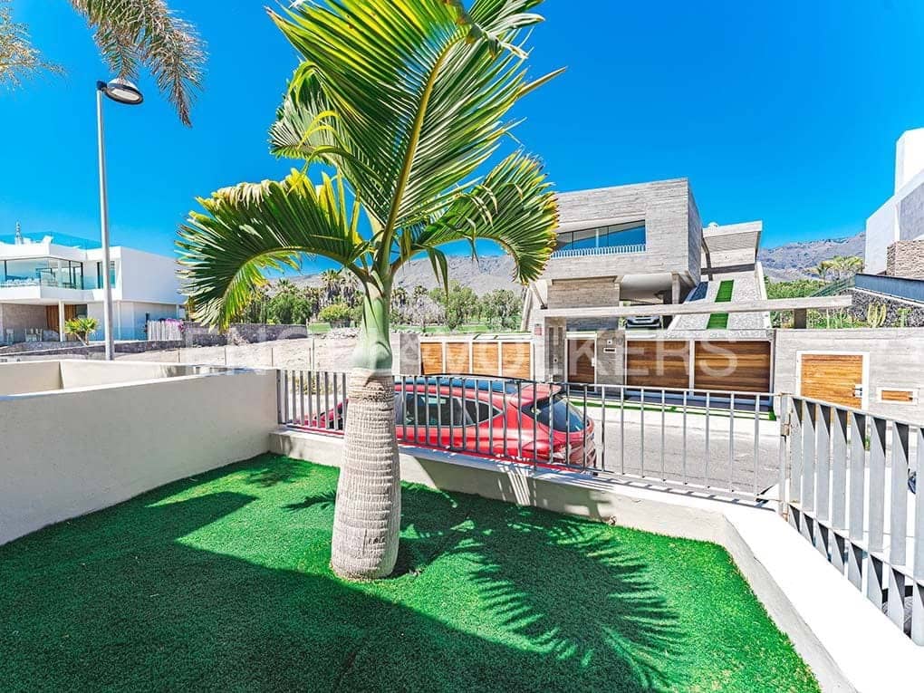 3 bedroom Villa for sale in Costa Adeje with pool garage - € 1,395,000 (Ref: 8354598)