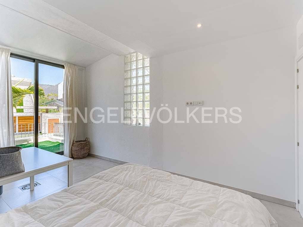 3 bedroom Villa for sale in Costa Adeje with pool garage - € 1,395,000 (Ref: 8354598)