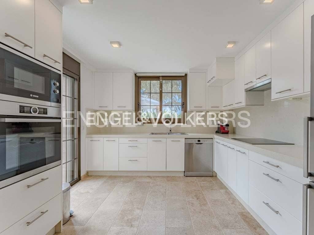 12 soverom Villa til salgs i Alcala med svømmebasseng - € 9 400 000 (Ref: 8437497)