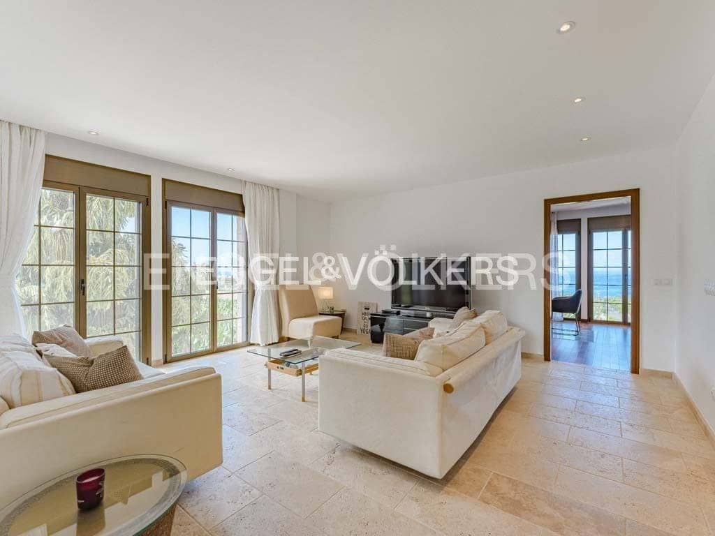 12 soverom Villa til salgs i Alcala med svømmebasseng - € 9 400 000 (Ref: 8437497)