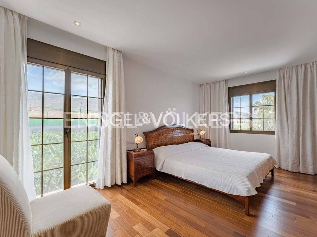 12 soverom Villa til salgs i Alcala med svømmebasseng - € 9 400 000 (Ref: 8437497)