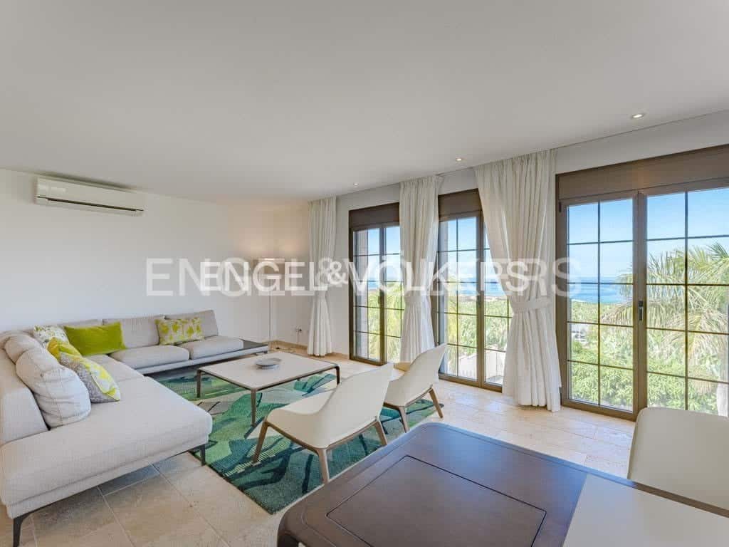 12 soverom Villa til salgs i Alcala med svømmebasseng - € 9 400 000 (Ref: 8437497)