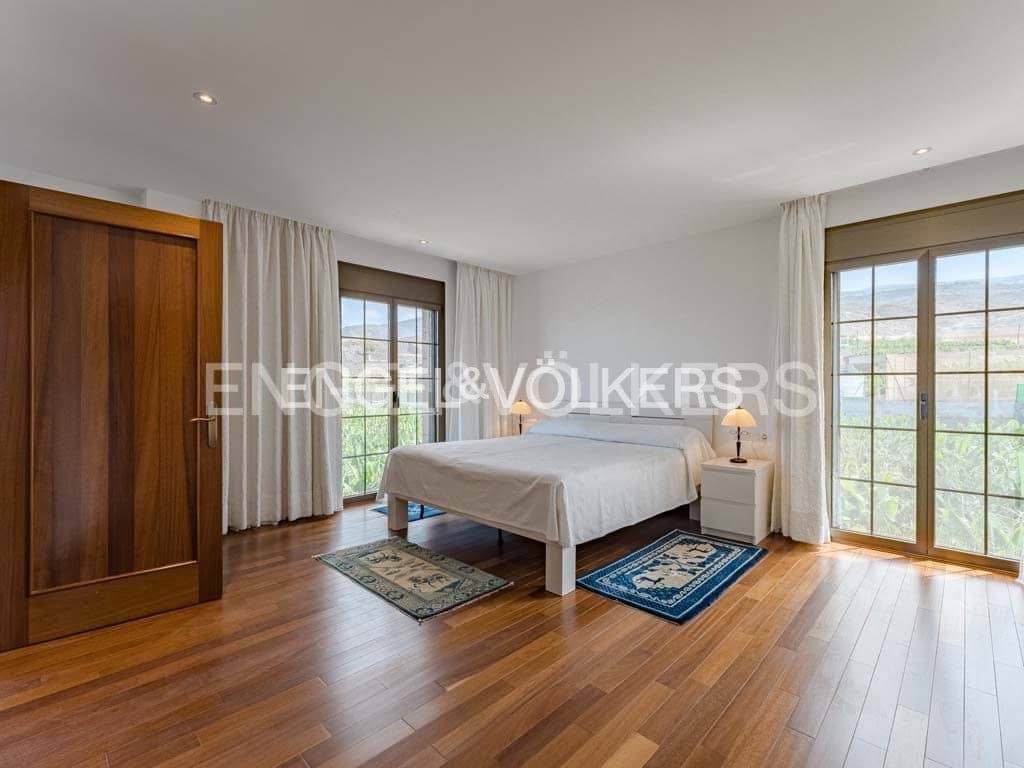 12 soverom Villa til salgs i Alcala med svømmebasseng - € 9 400 000 (Ref: 8437497)